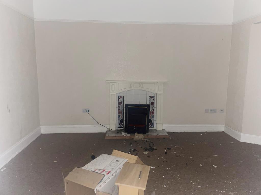 Lot: 125 - PAIR OF FOUR-BEDROOM HOUSES FOR IMPROVEMENT ON LARGE SITE OFFERING FURTHER POTENTIAL -